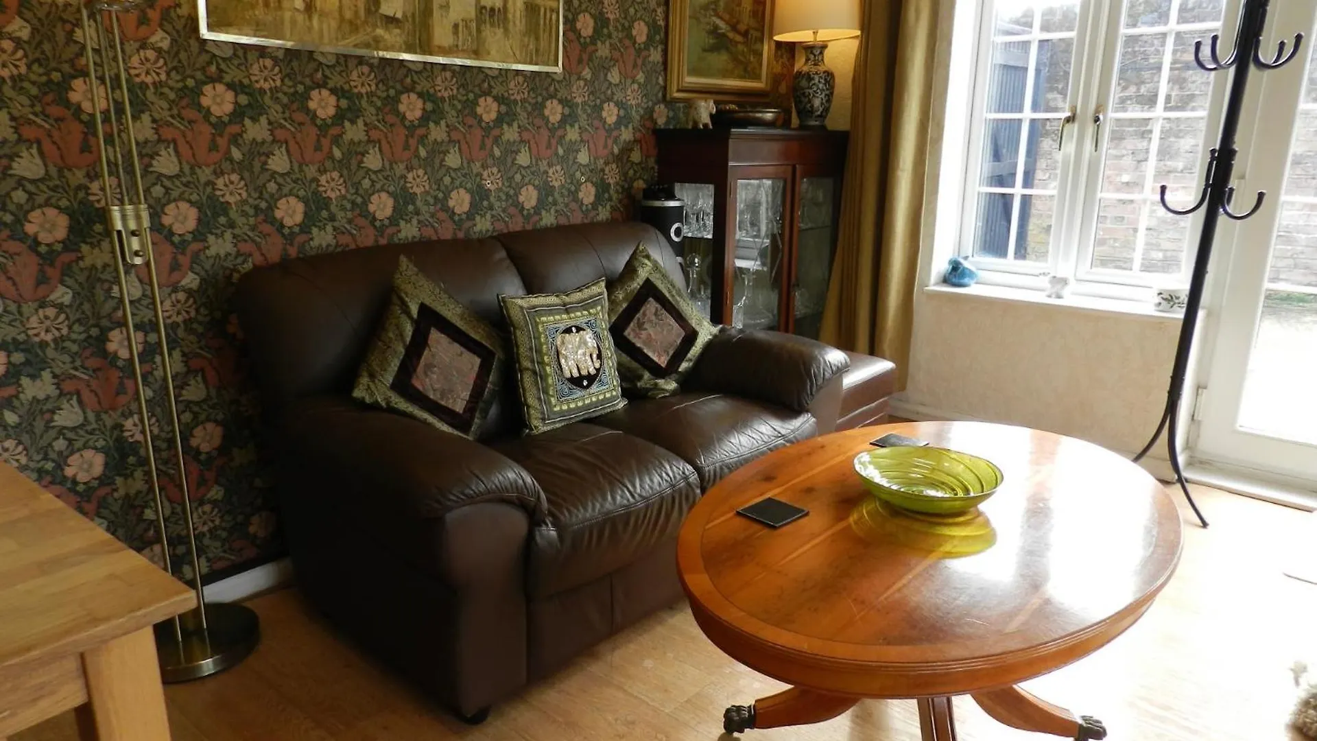 The Old Dairy, Comfy 1 Bedroom Apartment With Lounge,Bathroom And Kitchenette Near Town, Pubs And Walks Ringwood